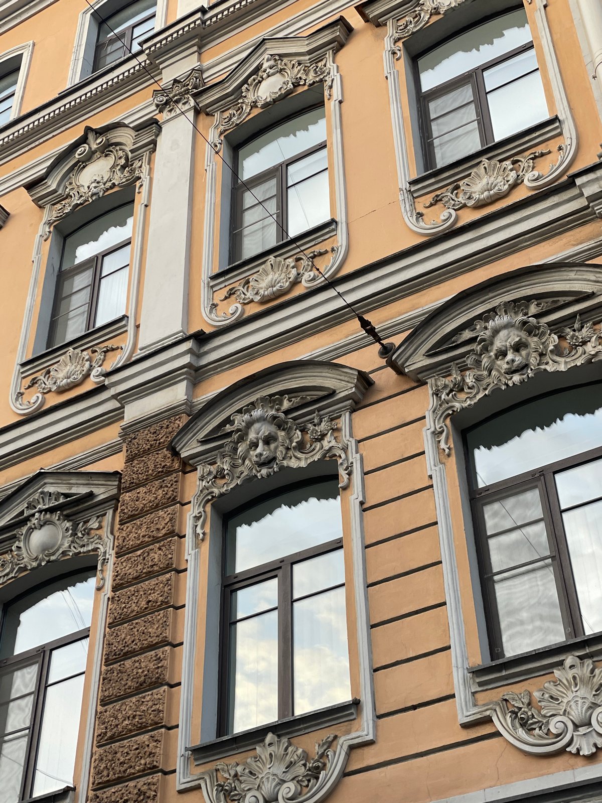 Tourist documents Saint Petersburg architecture during afternoon walk