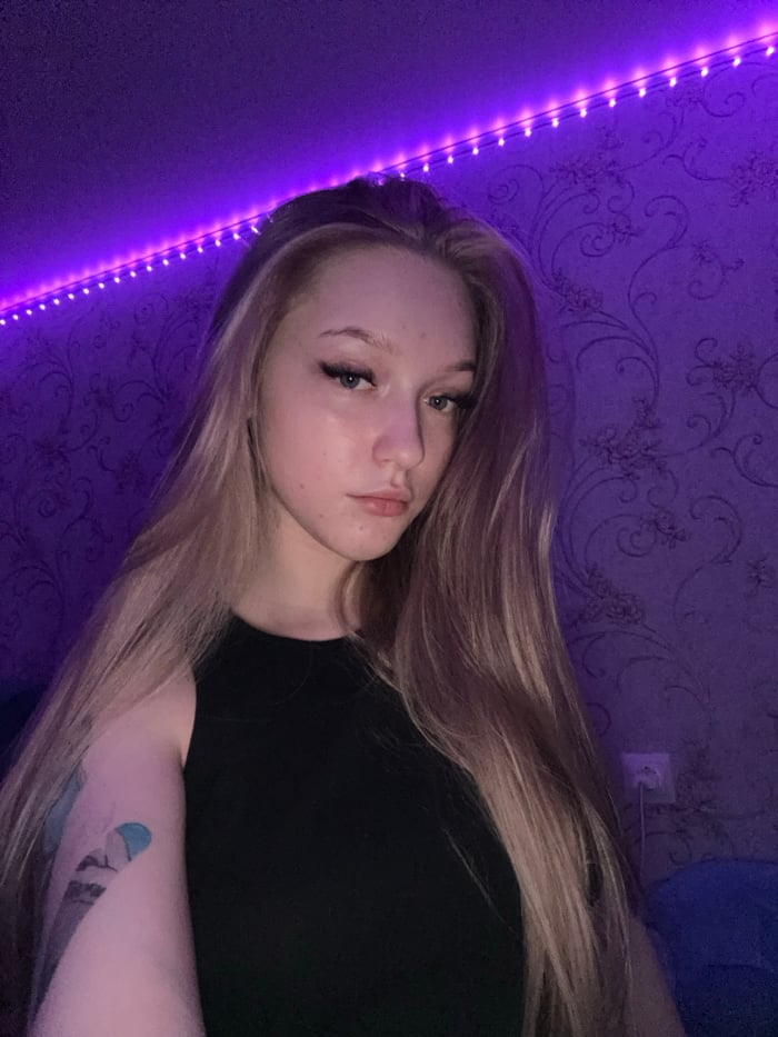Portrait session documented in Saratov residence over two hours