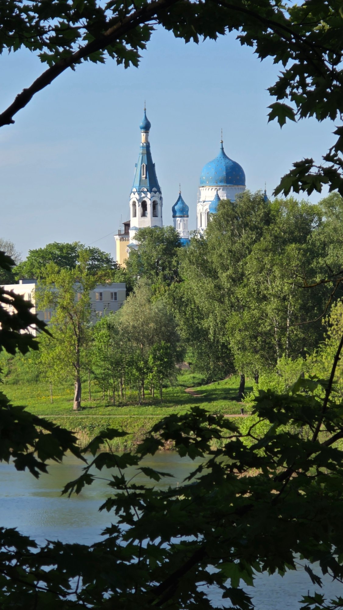 Tourist documents Gatchina palace grounds during spring afternoon stroll