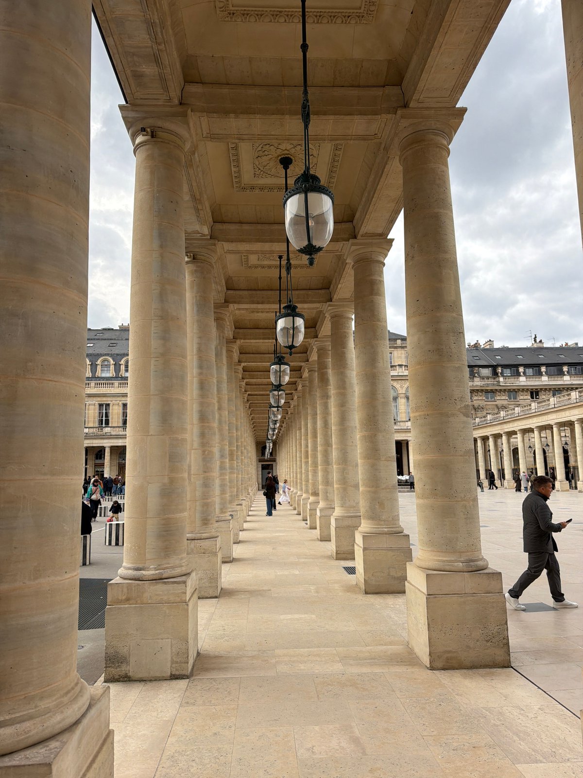 Witness documents afternoon stroll through central Paris landmarks