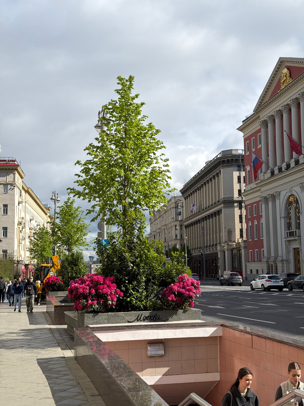 Moscow street scenes documented during hour-long urban walk