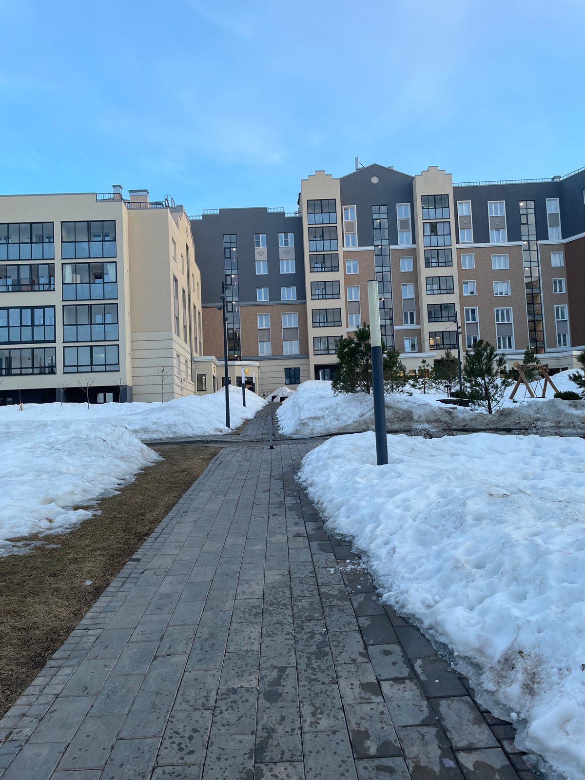 Resident documents casual walk through Pervomaysky district during winter thaw