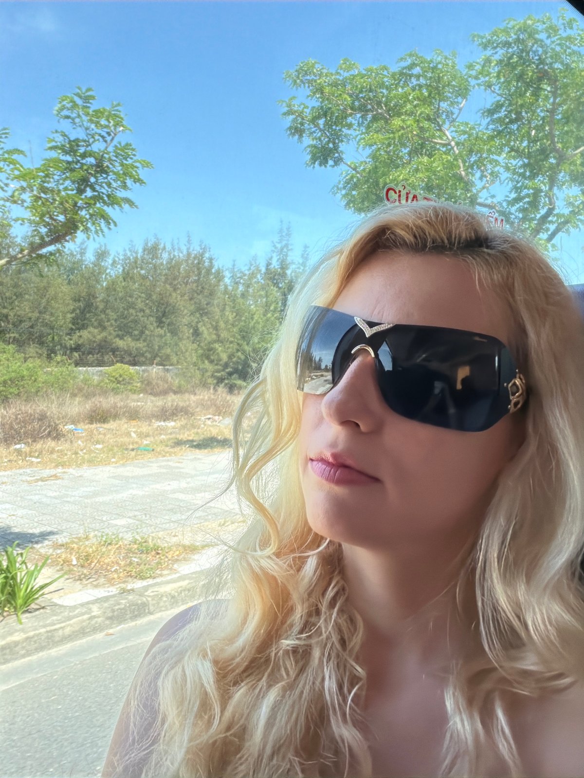 Woman in sunglasses observed in vehicle near Đà Nẵng