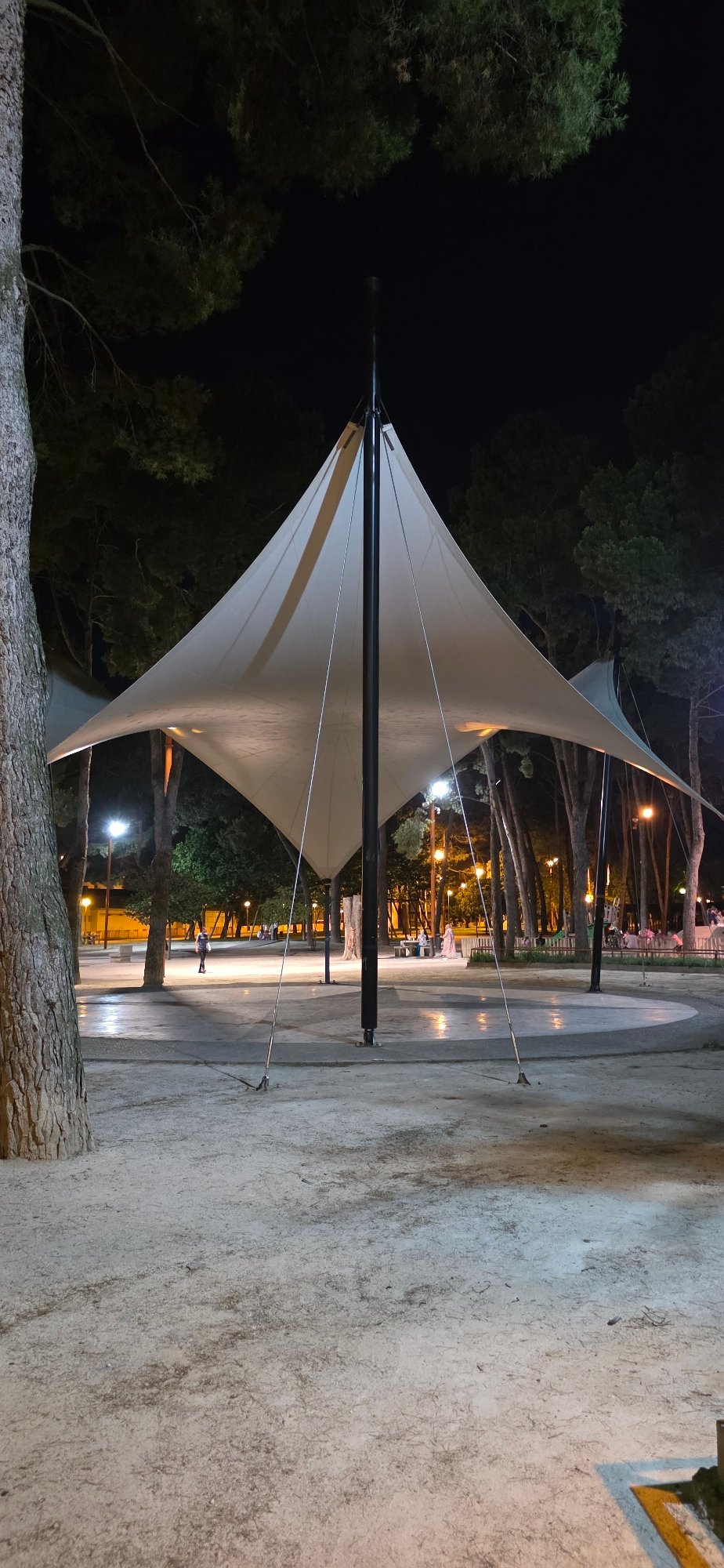 Evening stroll through Parque Miguel Servet and nearby Huesca streets