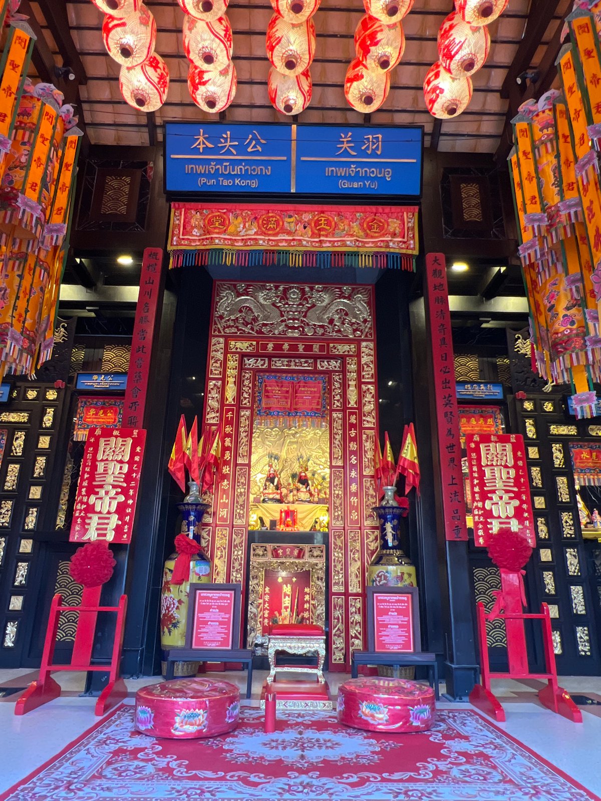 Exploring a Chinese-Thai temple and its Guan Yu shrine in Ko Samui