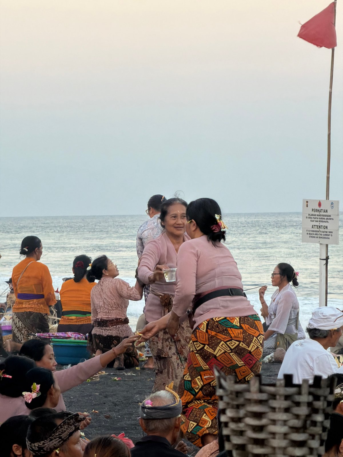 Balinese beach ceremony draws large crowd in Sukawati