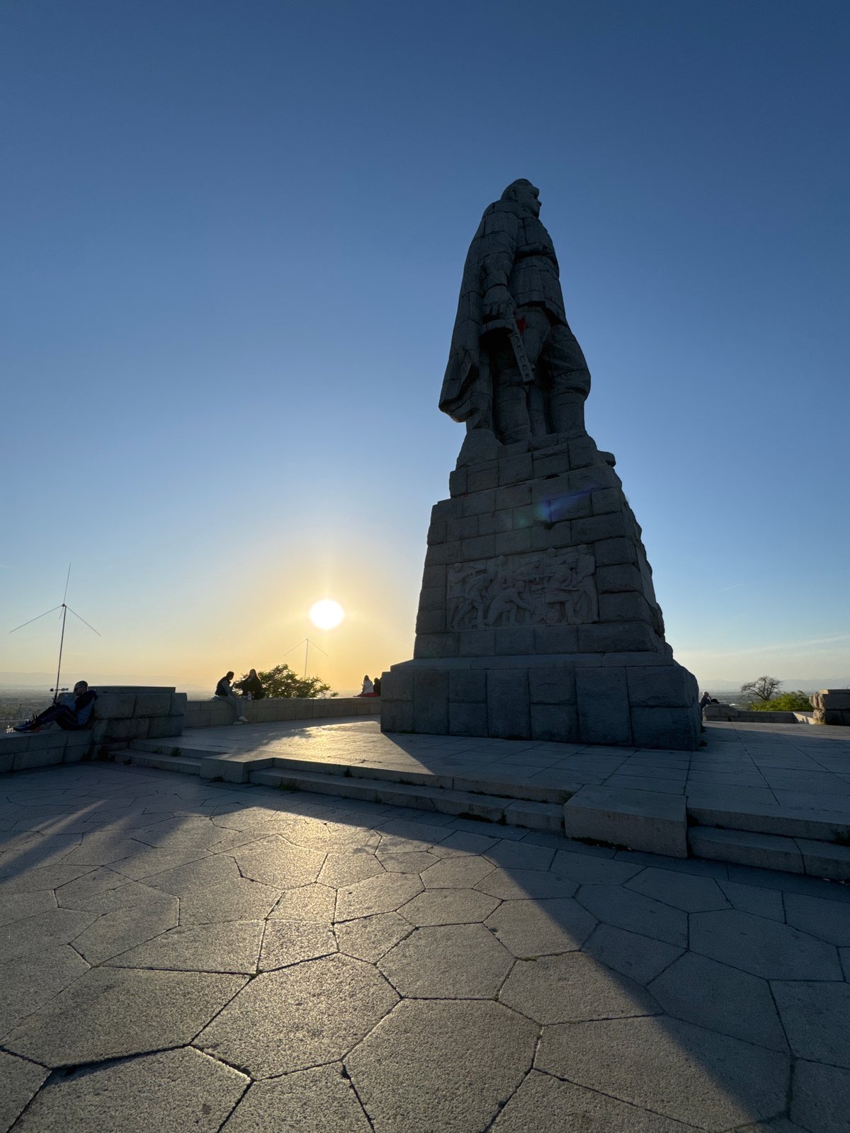 Sunset gathering at Plovdiv's Alyosha Monument draws photographers, sightseers