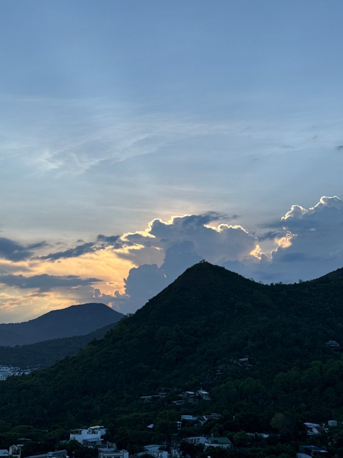 Sunset creates dramatic sky show over Vietnamese mountains