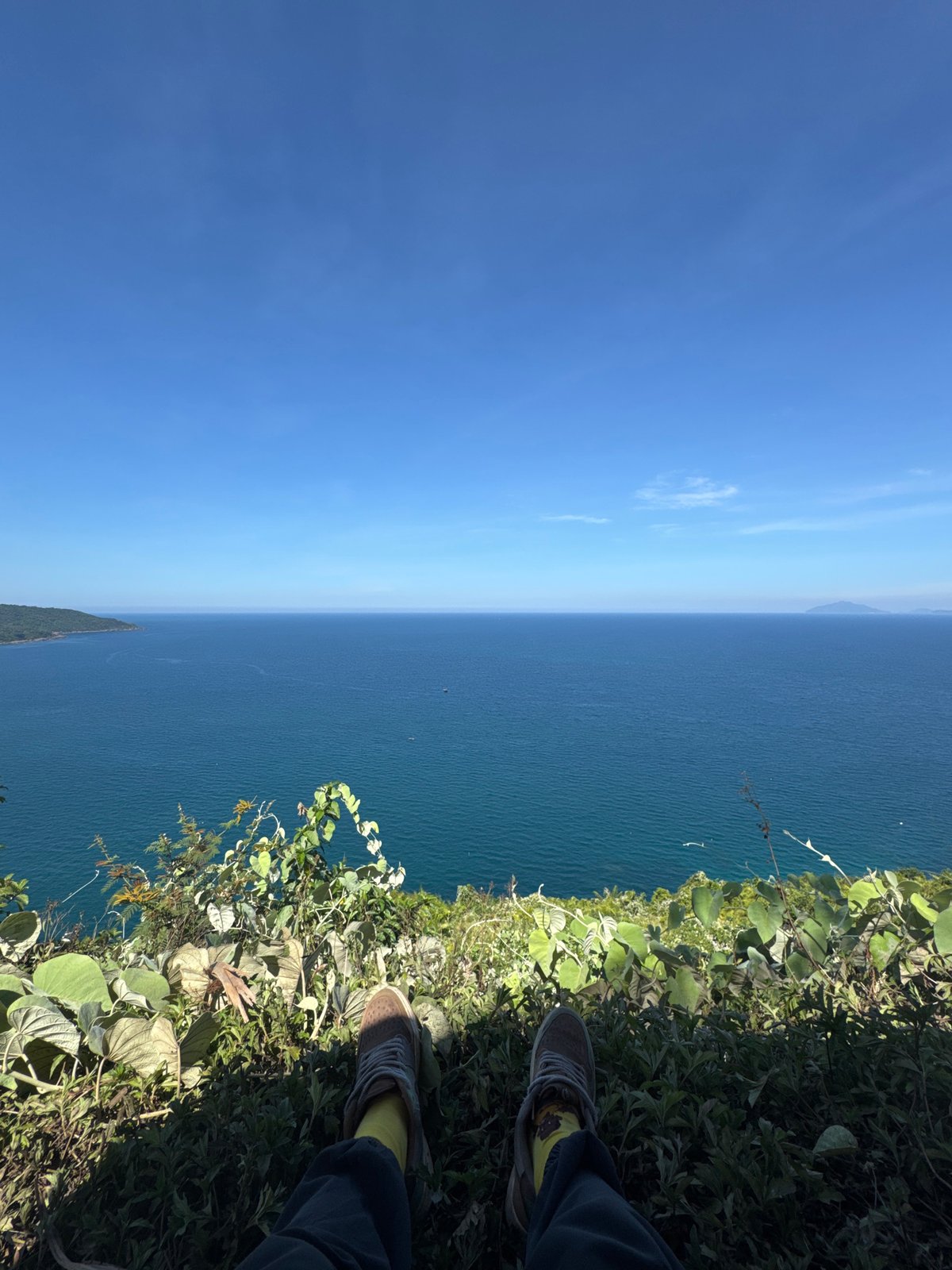 Tourist documents morning coastal tour of Đà Nẵng Peninsula