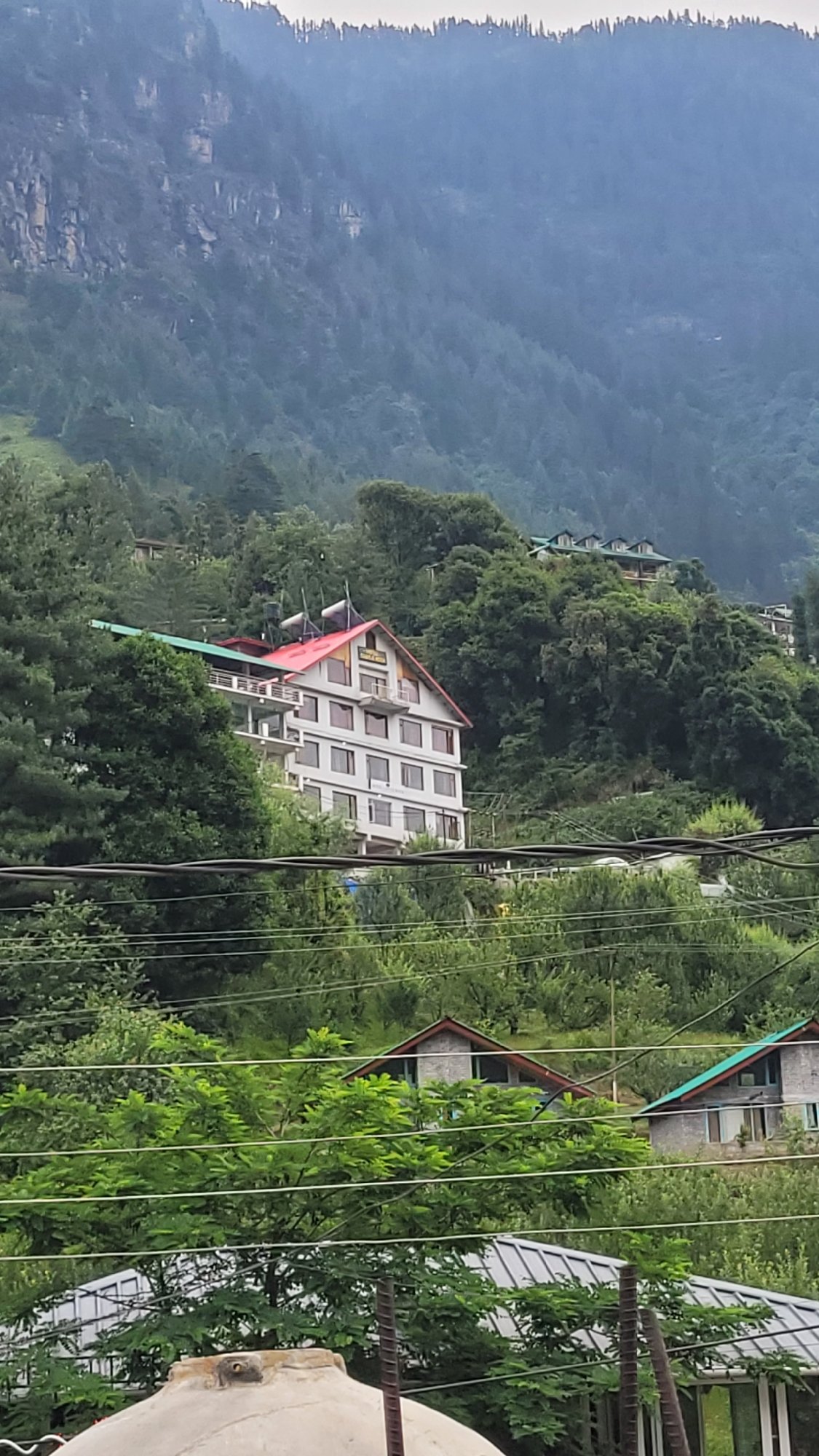 Vashisht hillside life, aerial dining, and mountain valley views