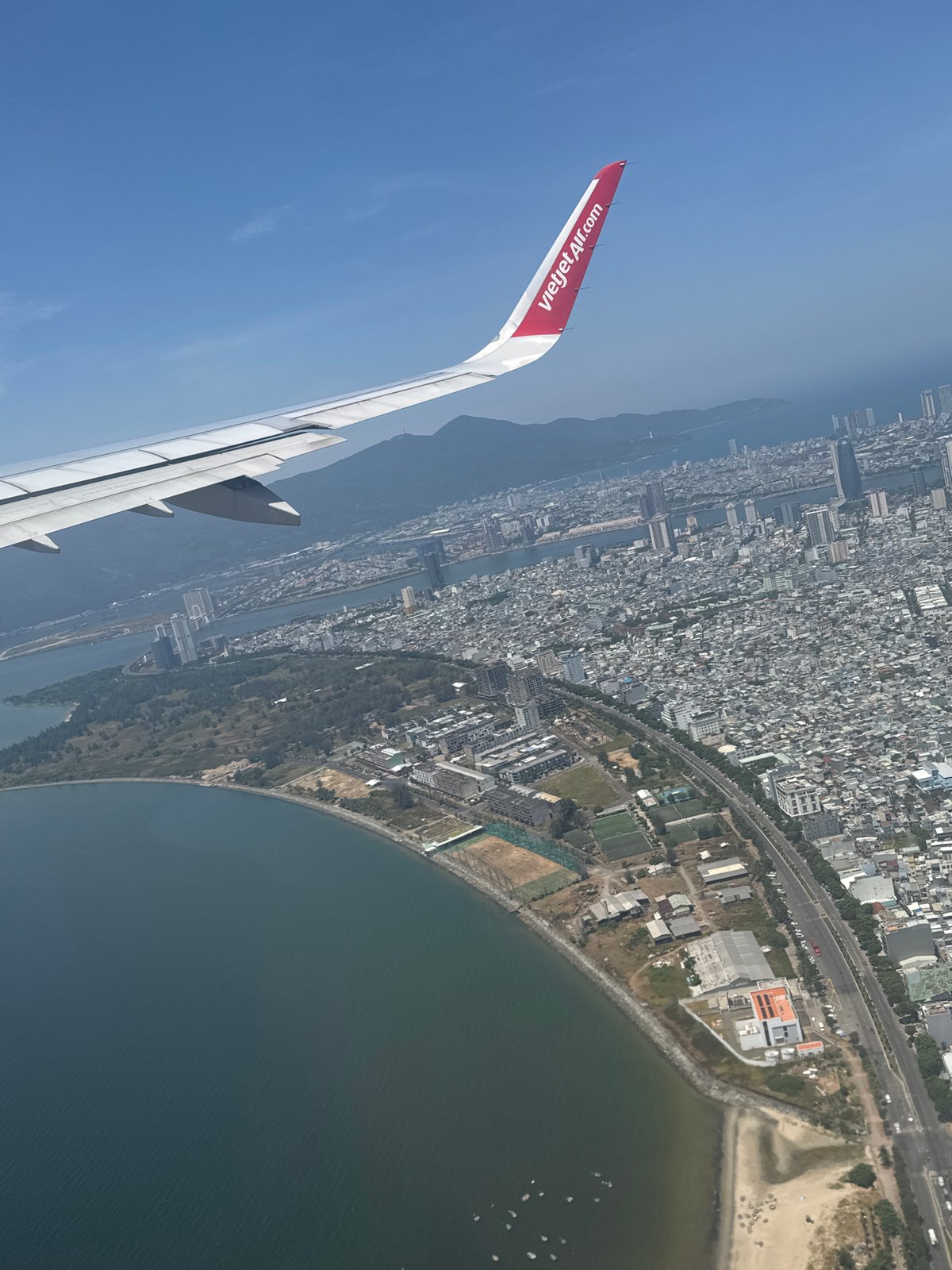 Vietjet passengers photograph Đà Nẵng approach from airplane windows