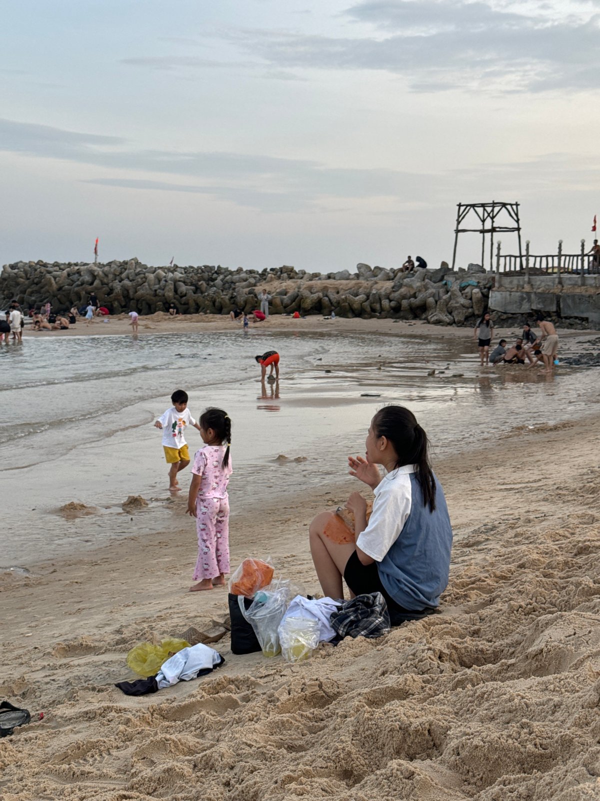 A lively July morning along the Phan Thiết coastline