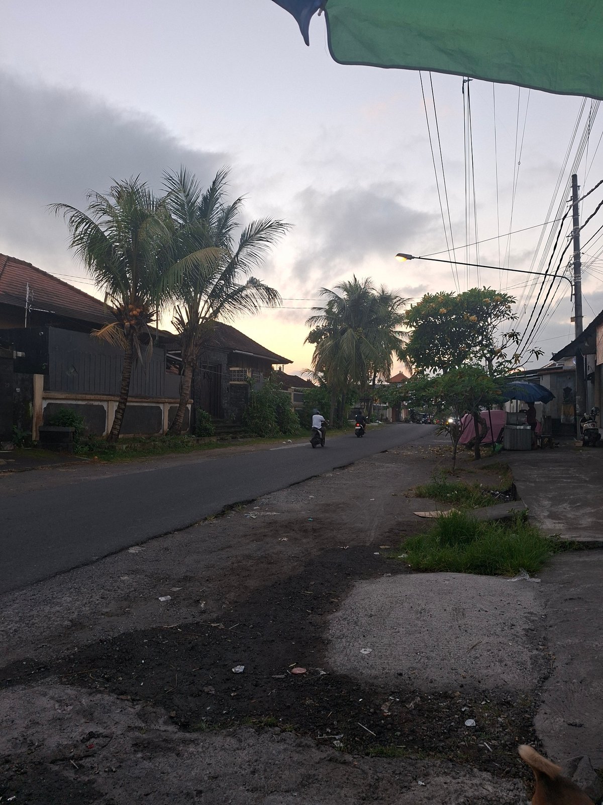 Witness documents evening life in Blahbatuh, Indonesia village