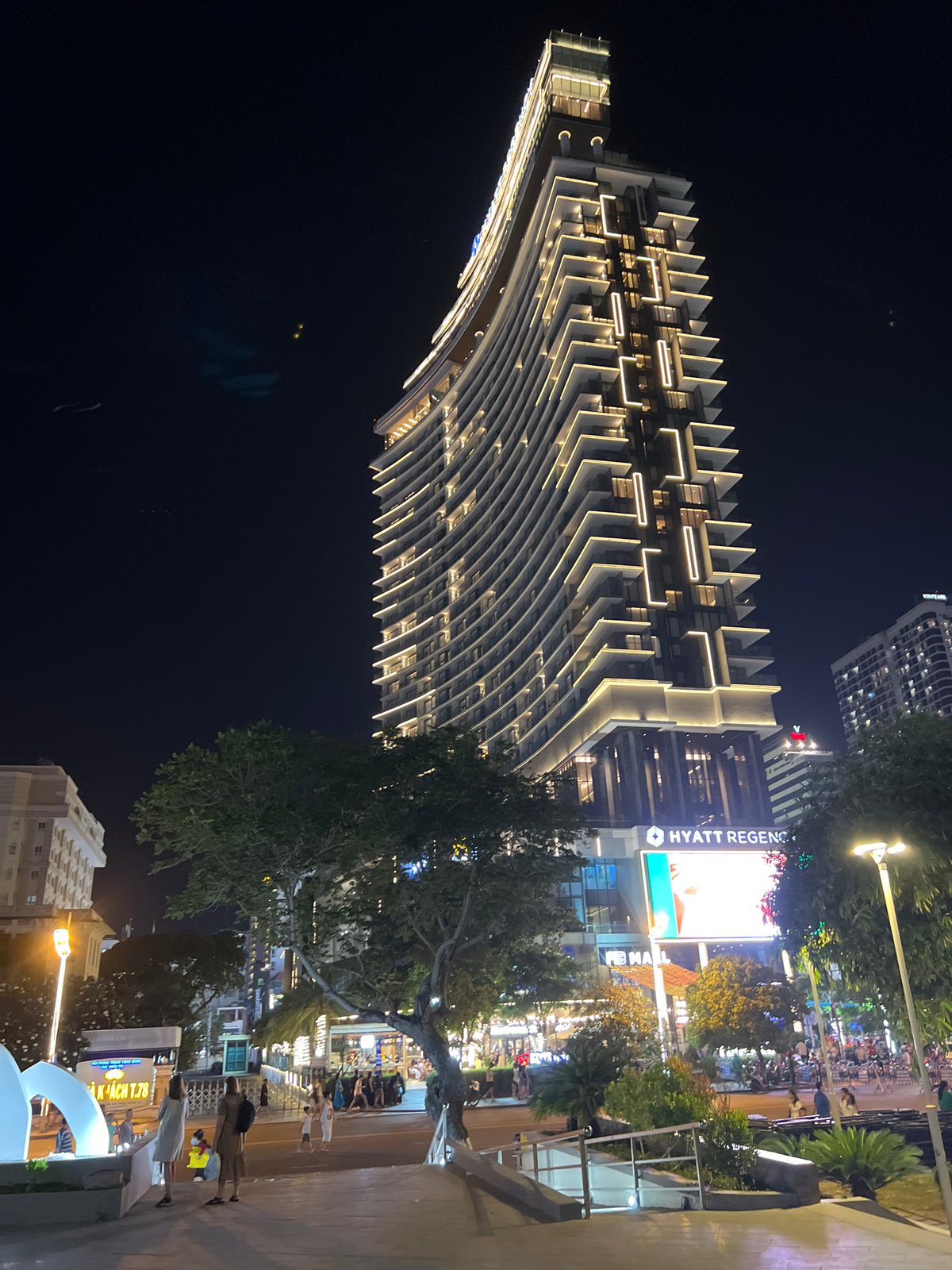 Nha Trang at night: landmarks, street life, and gold horse statues