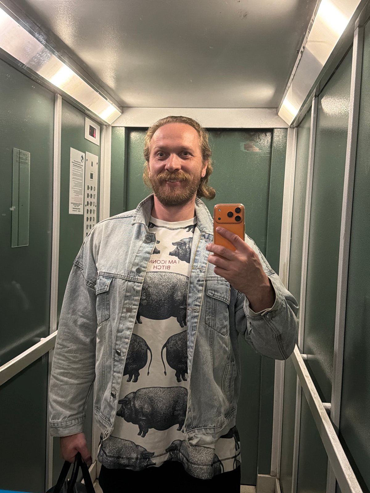 Man takes elevator selfie in Saint Petersburg