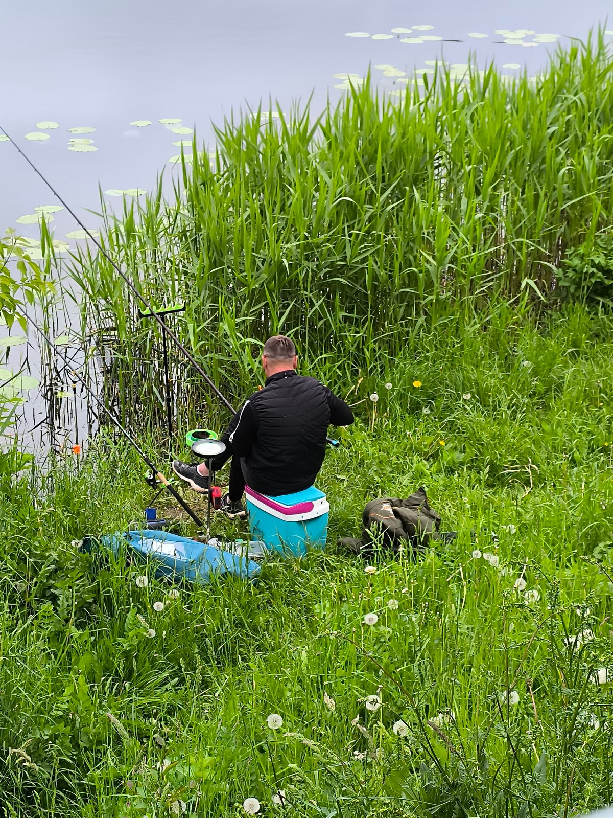 Spring morning leisure activities documented across Klaipėda park waters