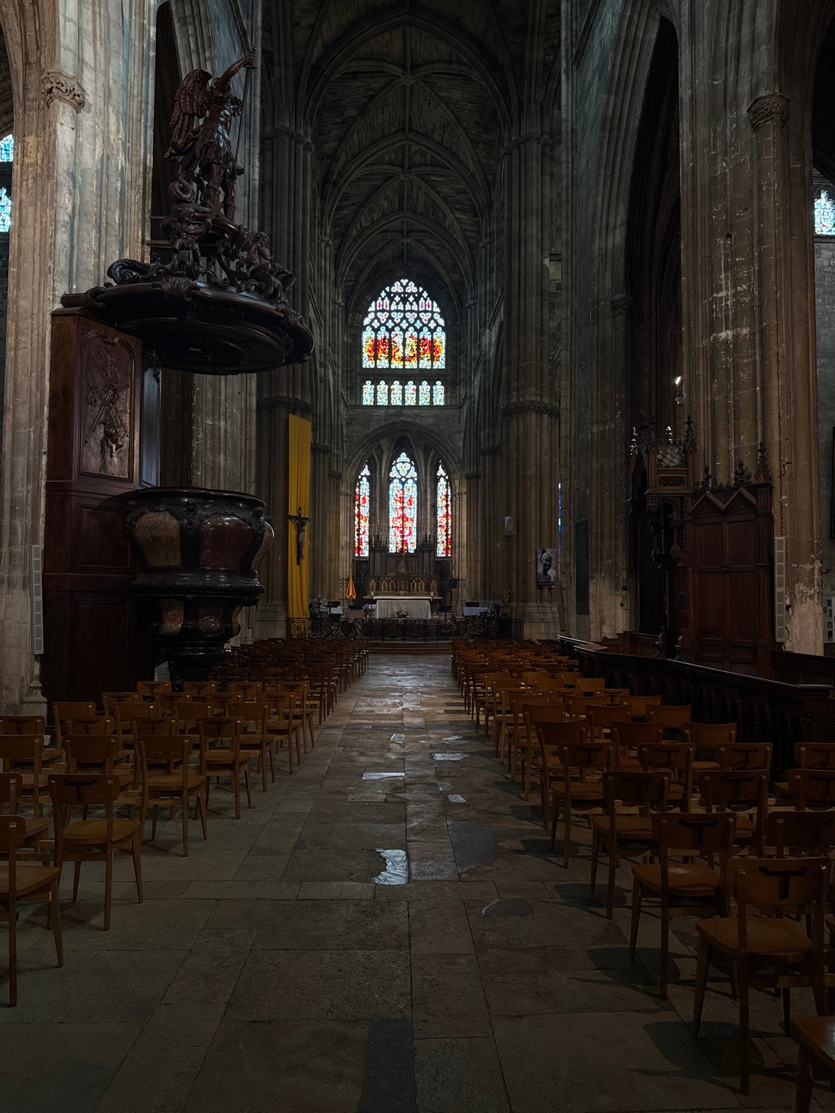 Tourist documents 19-minute walking tour through historic Bordeaux landmarks