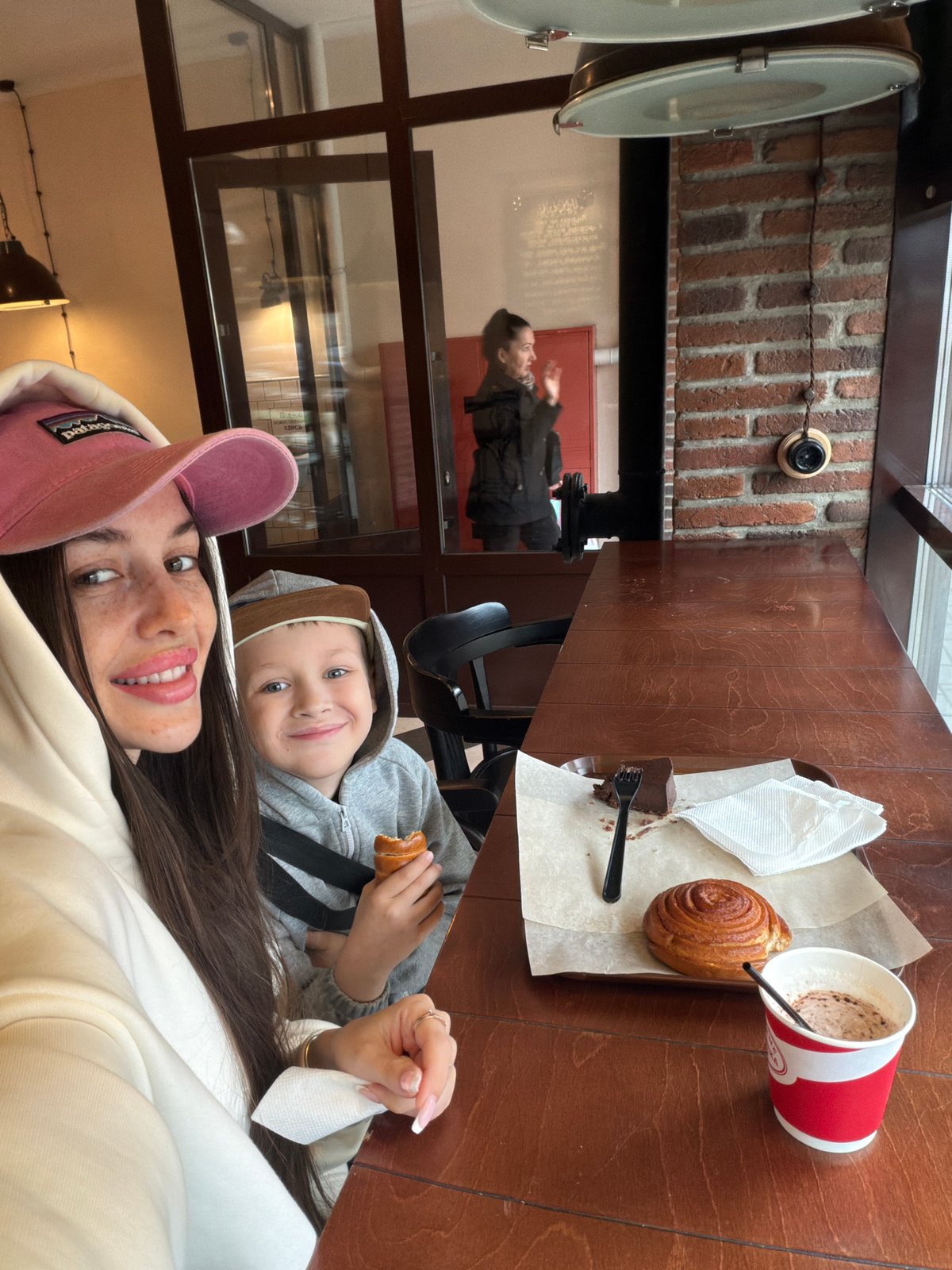 Mother and child enjoy pastries, selfies at Saint Petersburg cafe