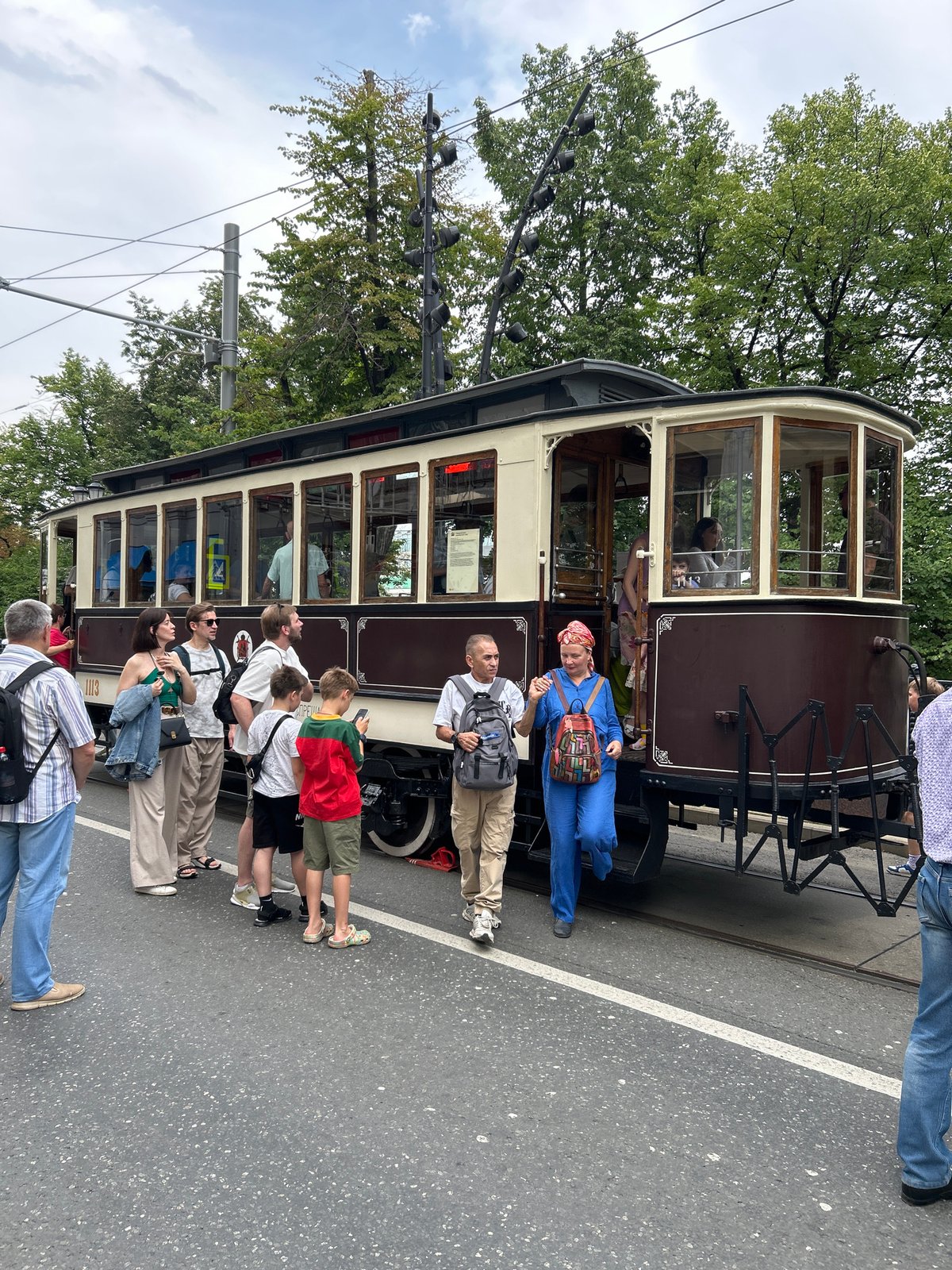 Vintage tram gathering draws crowds through central Moscow streets