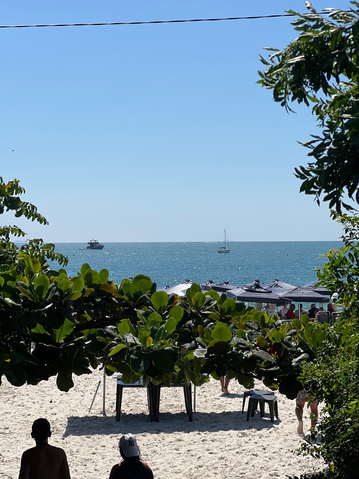 Beach card game observed in Florianópolis, Brazil