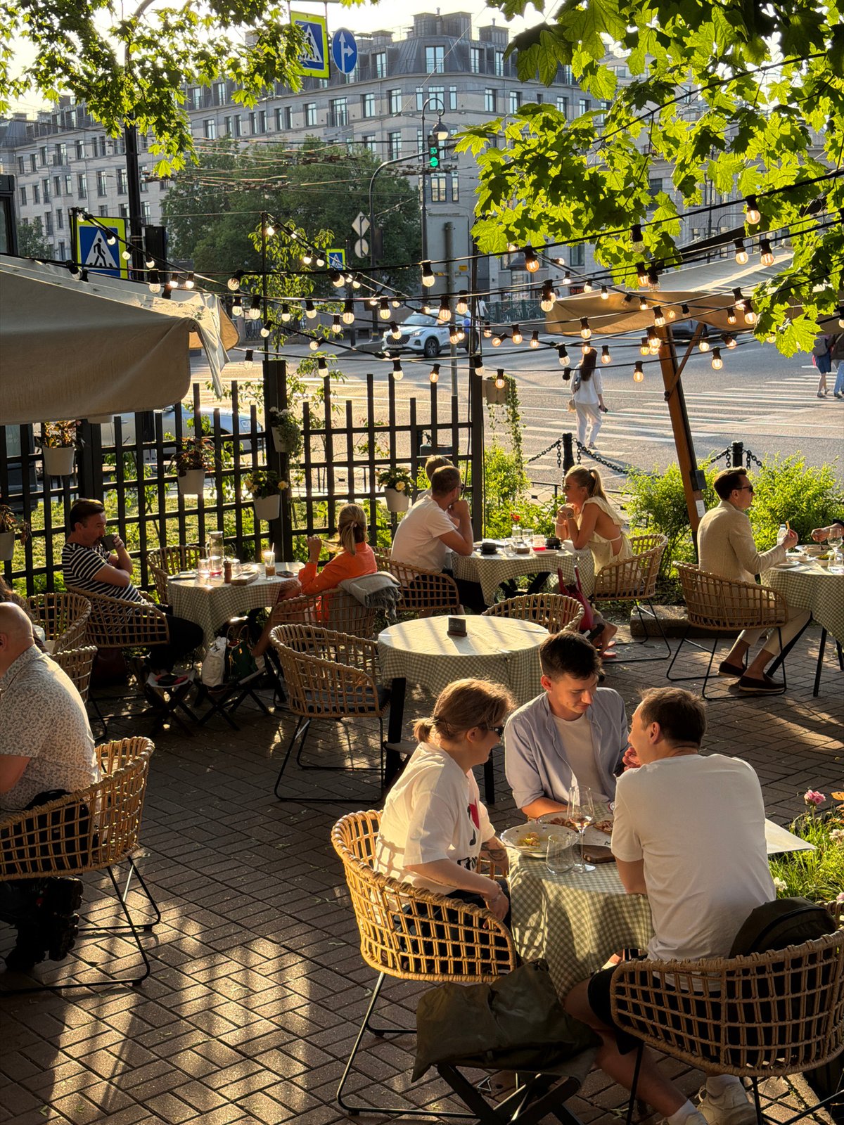 Evening scenes captured across Saint Petersburg cafes and streets
