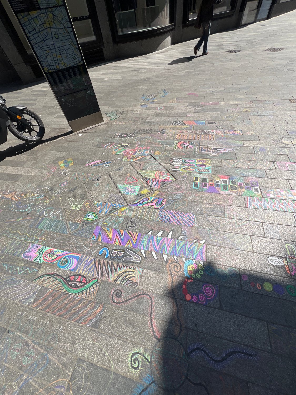 Chalk art brightens London pavement Tuesday morning