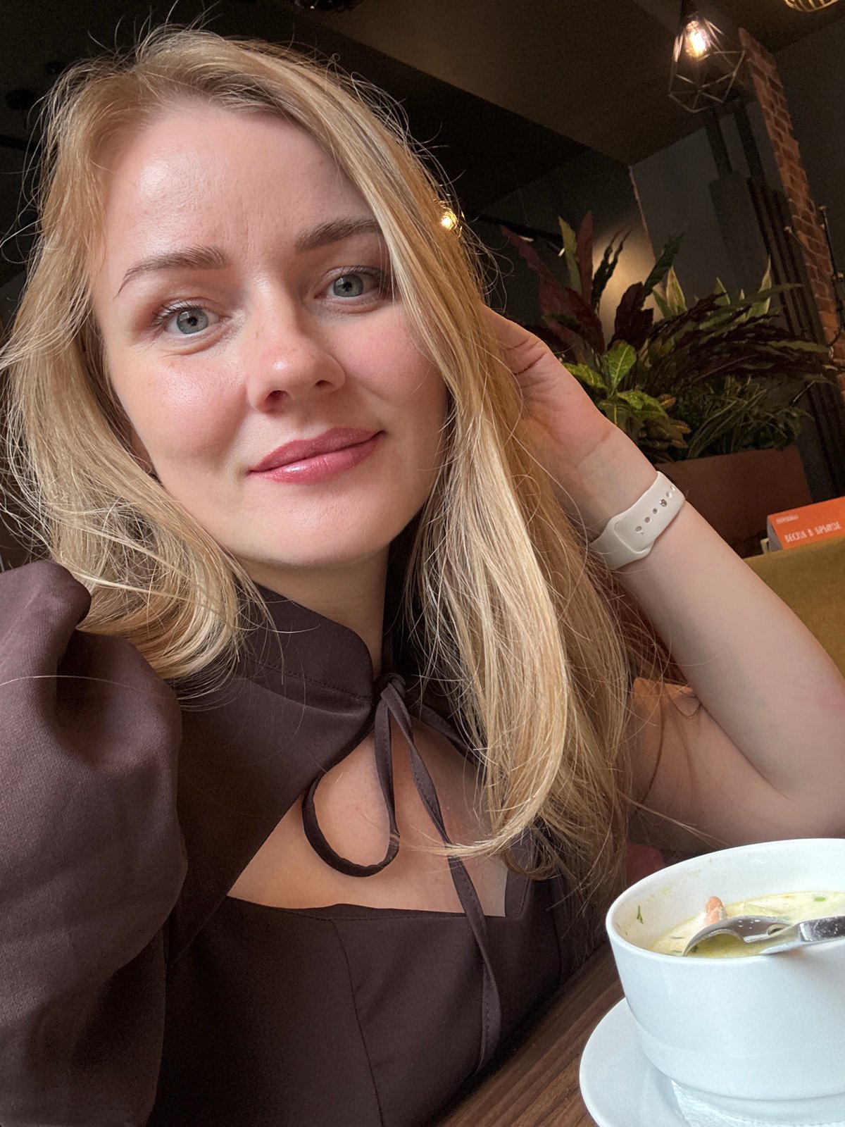Couple enjoys pastries and selfies at Saint Petersburg café