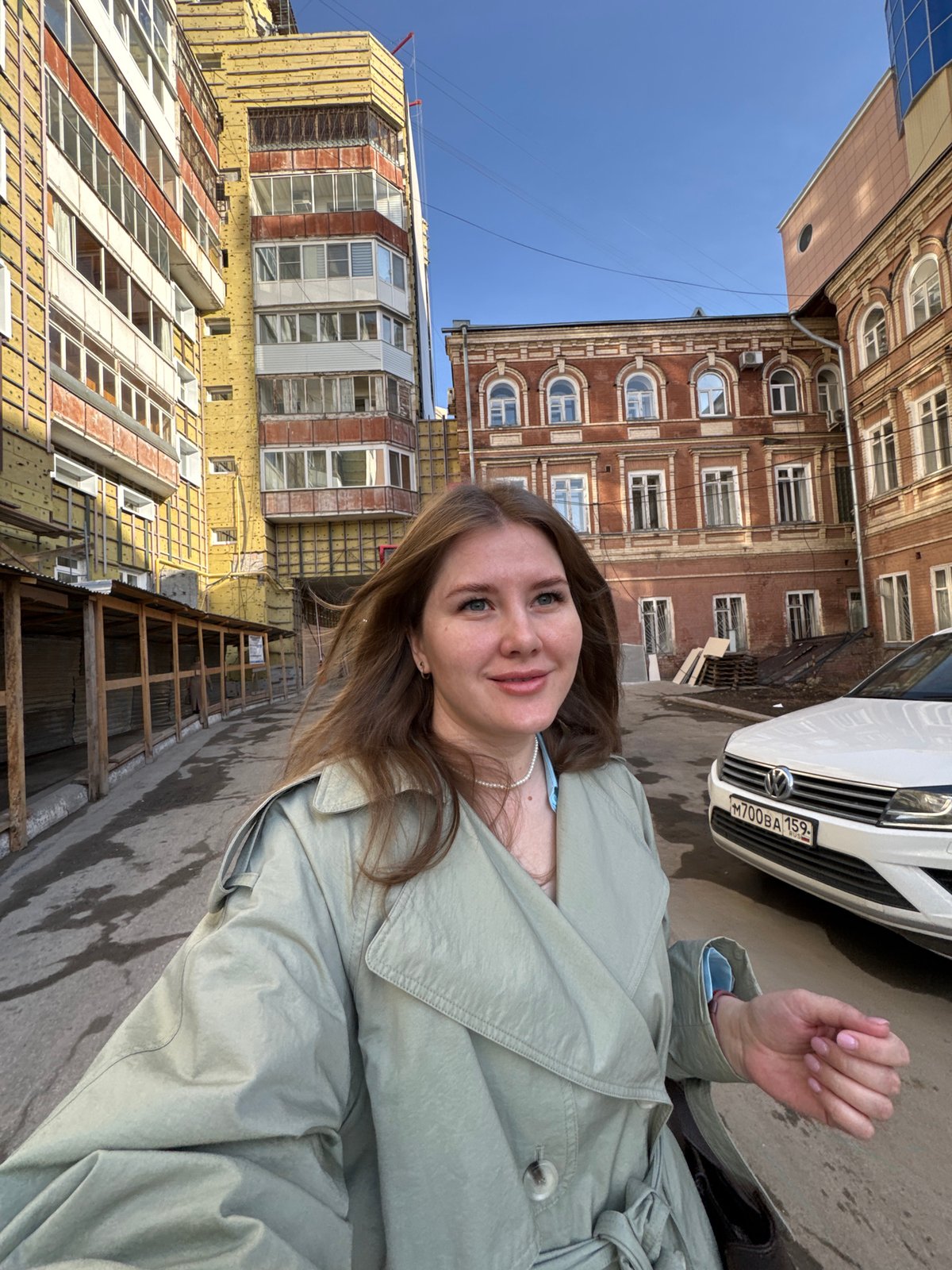 Woman in green coat spotted on Perm sidewalk