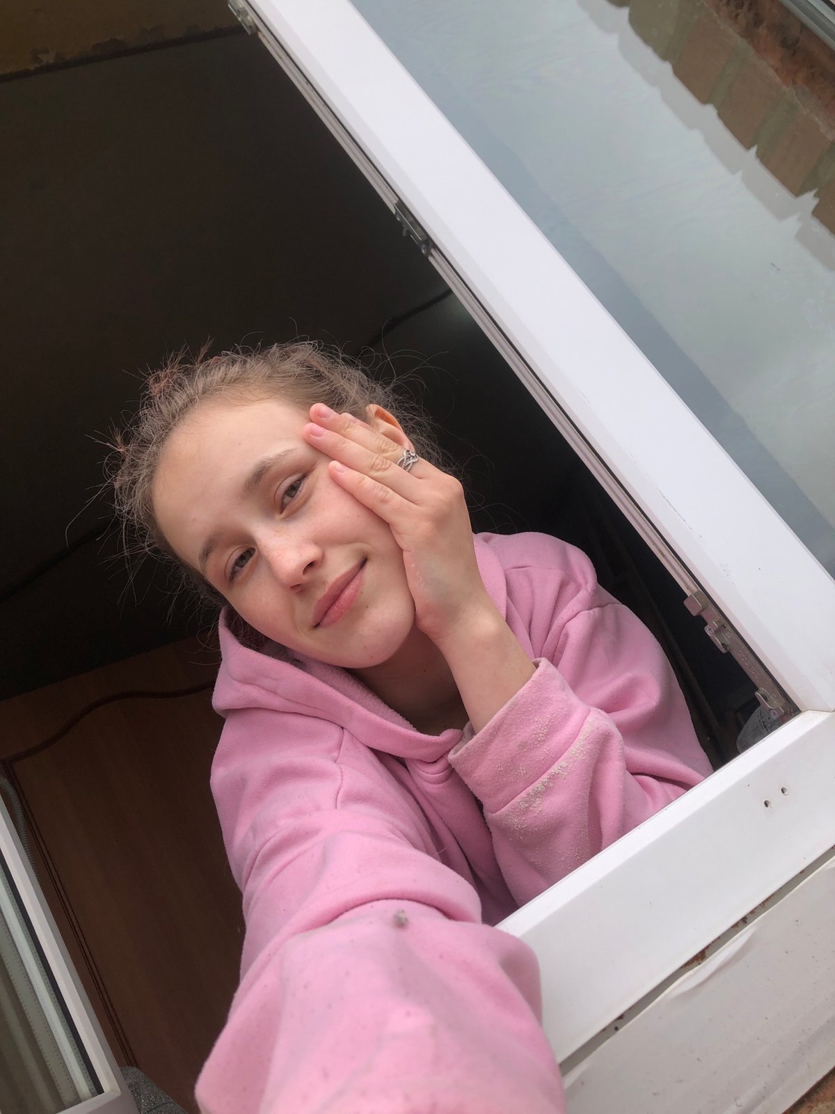 Window installation observed in Фоки, Russia with indoor witness