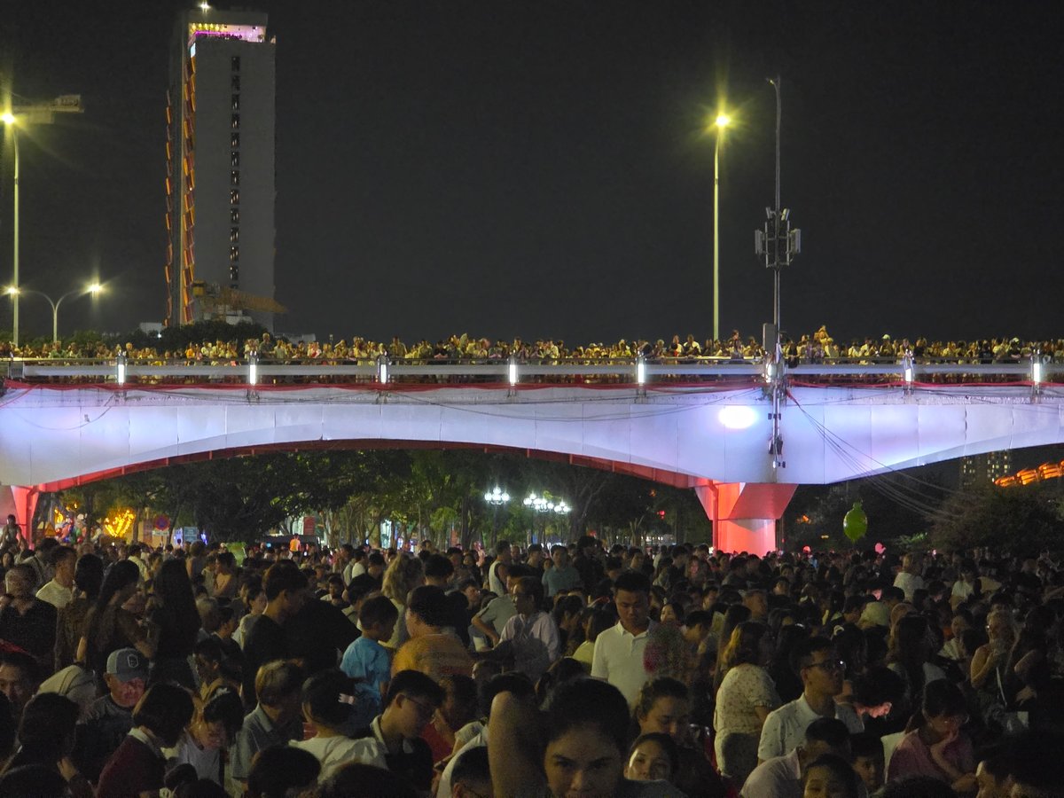 Evening crowds gather along Han River waterfront in Đà Nẵng