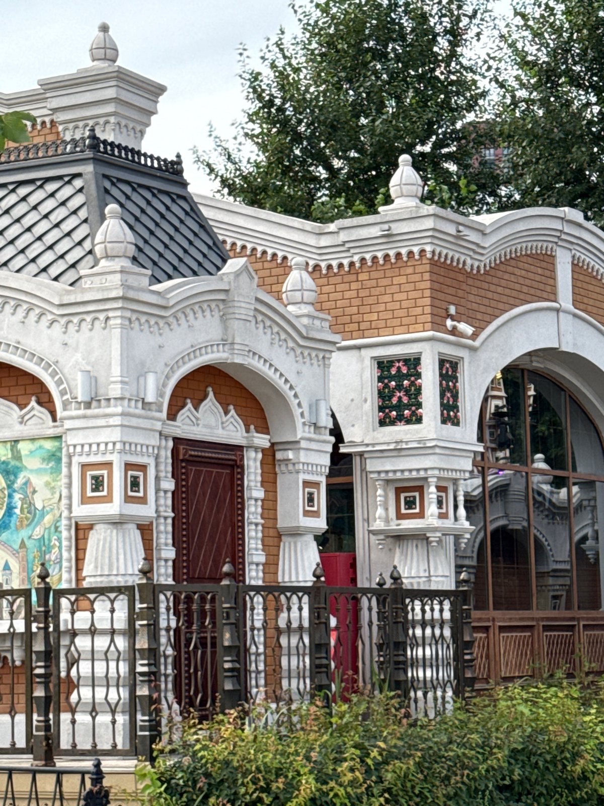 Afternoon stroll through VDNKh's gardens and ornate pavilions