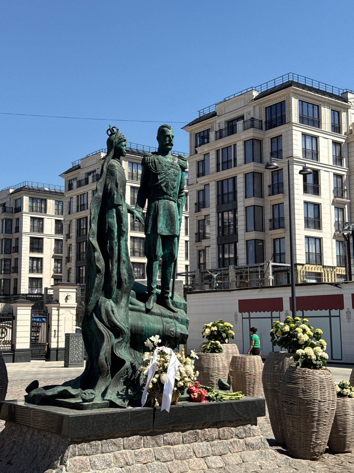 Moscow landmarks documented: church, bell tower, military monument