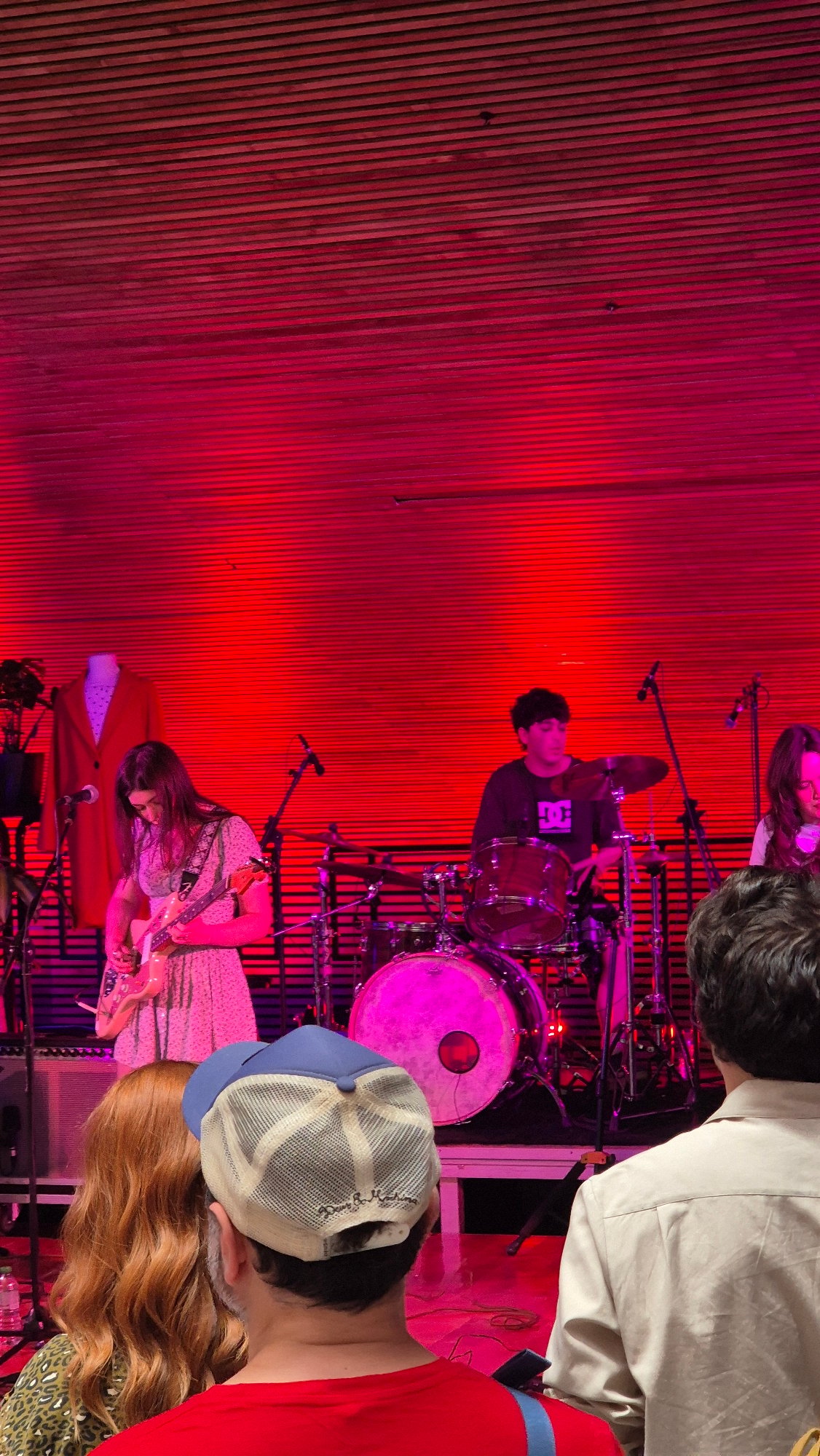 Live music performance documented in València venue