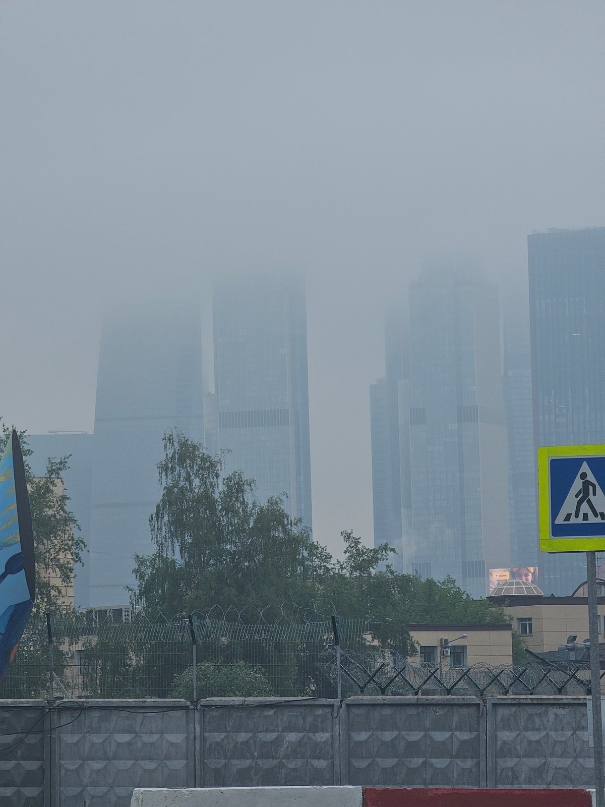 Heavy smog blankets Moscow business district, reduces visibility