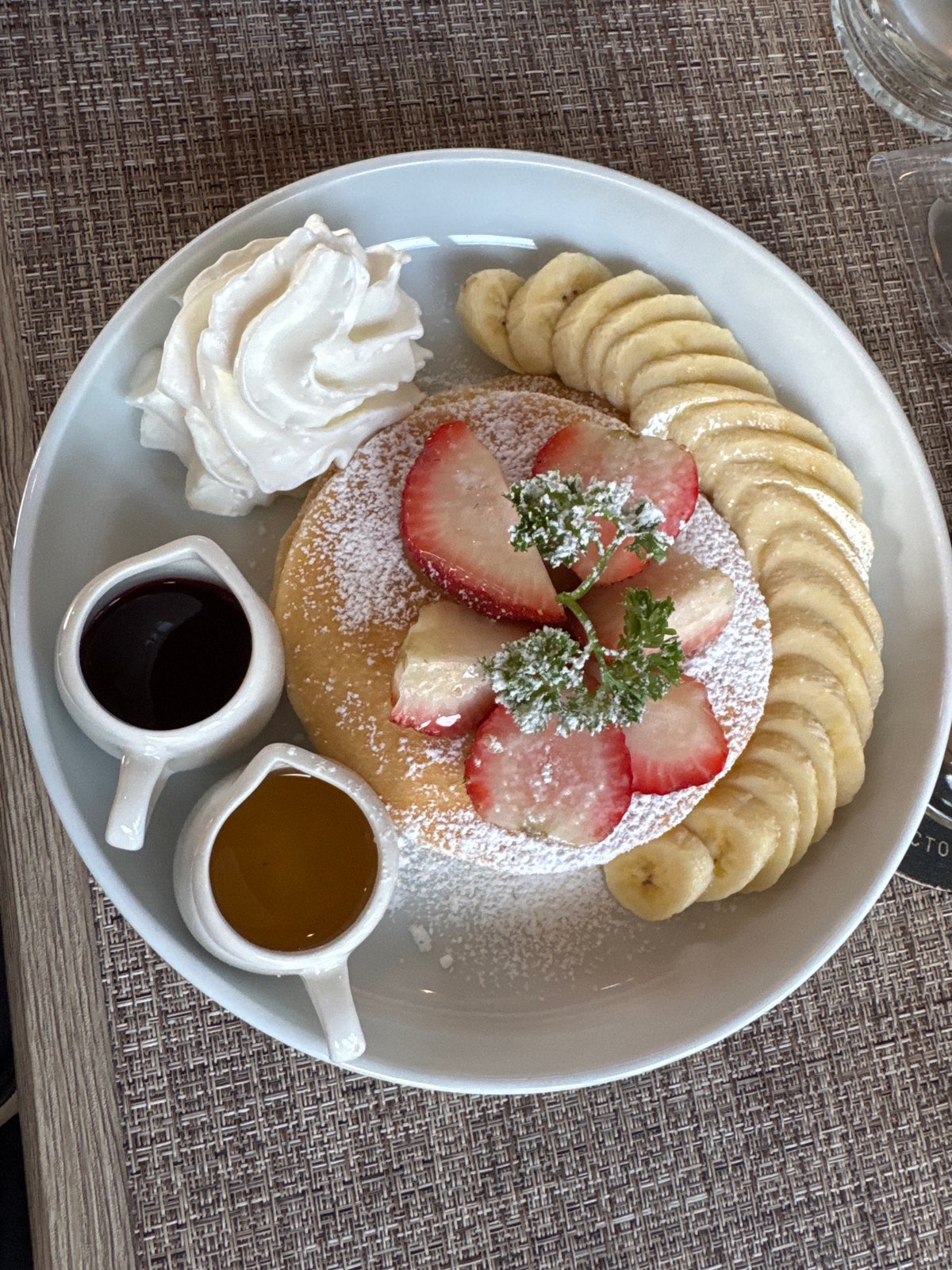 Cafe stop: iced coffee, pancakes, and eclectic decor