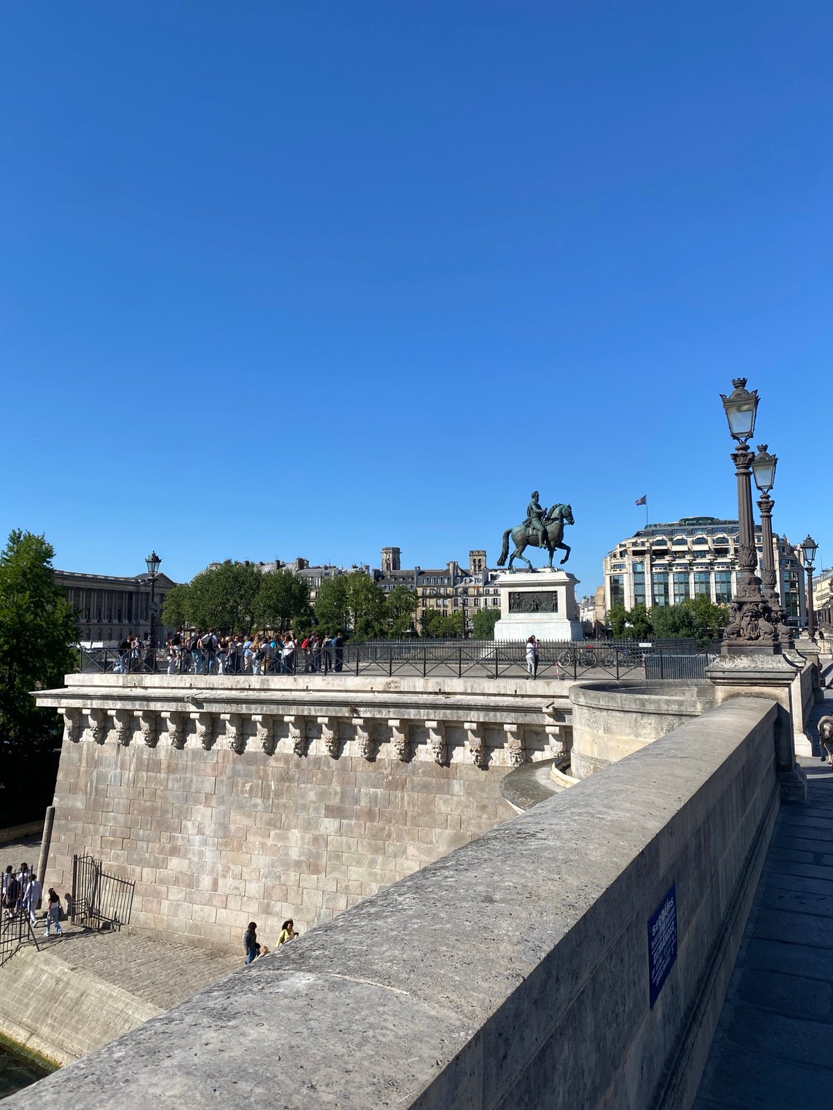 Sunny afternoon scenes captured across central Paris locations