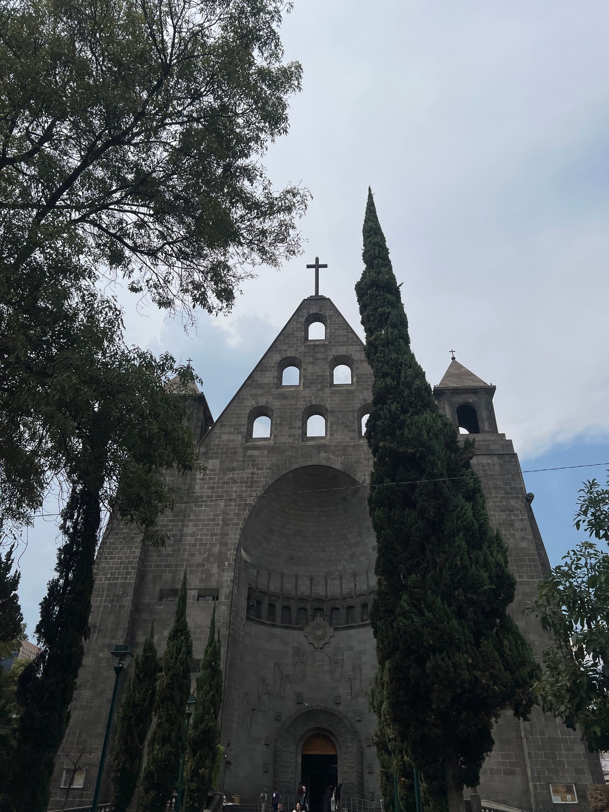 Evening stroll through Mexico City captures churches, vendors, cafés