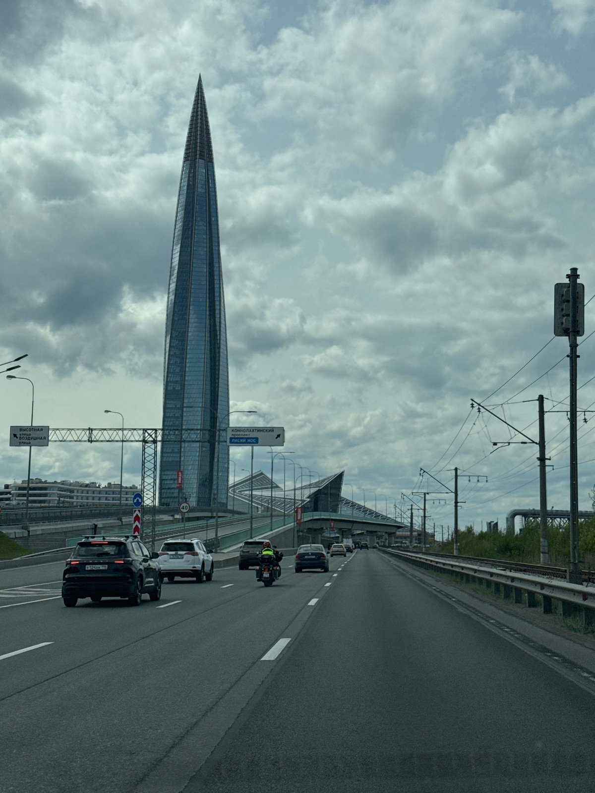 Commuter captures views of Lakhta Center during Saint Petersburg drive
