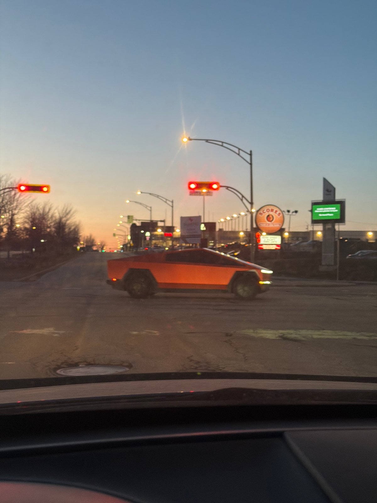 Evening traffic flows through Laval along Autoroute 440