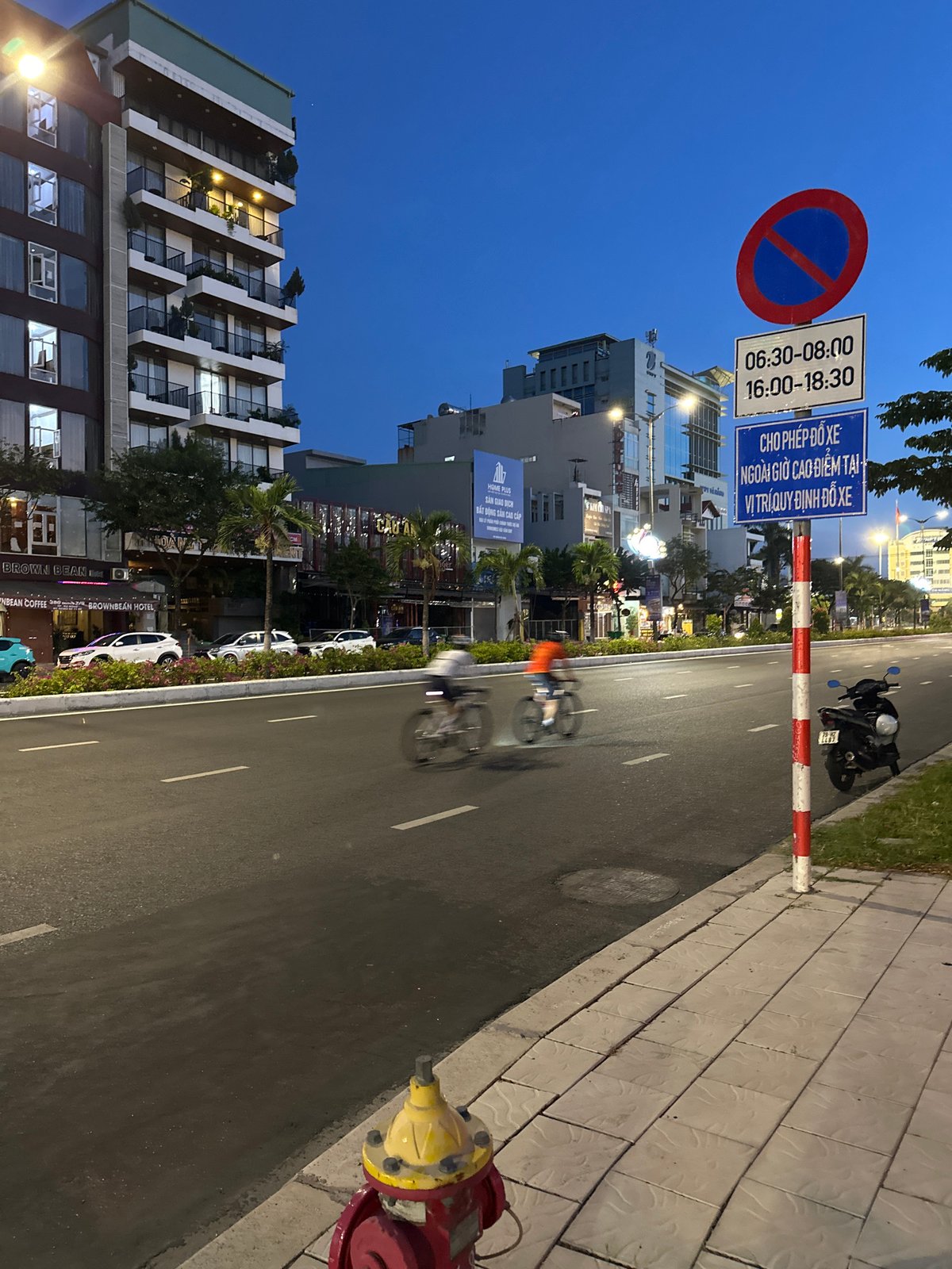 Dusk drive past Đà Nẵng's illuminated landmarks along the waterfront
