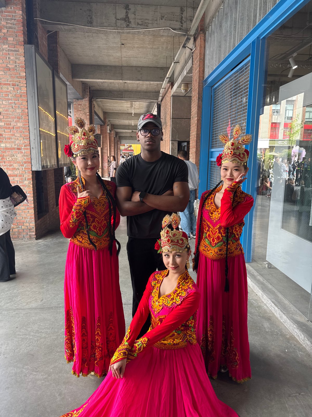 Early morning photo session documented in Chengdu's Chenghua District
