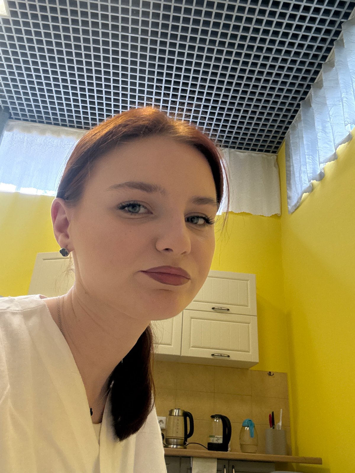 Woman documented during kitchen meal preparation over 14 minutes
