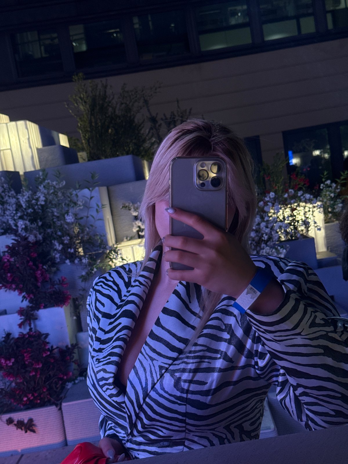 Evening photography session captures Milan's urban landscape and selfies