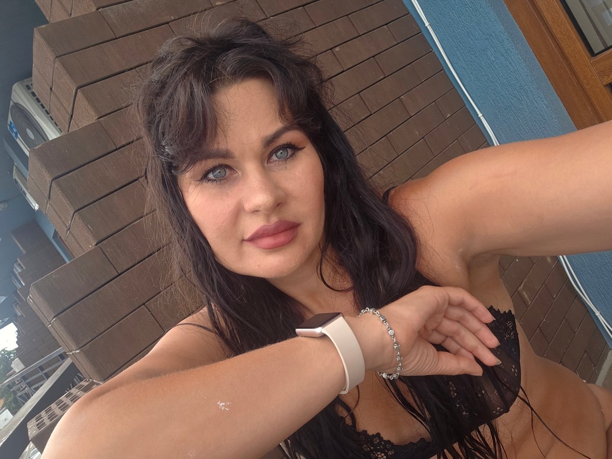 Summer morning in Sochi: fresh fruit, lantana blooms, and outdoor selfies