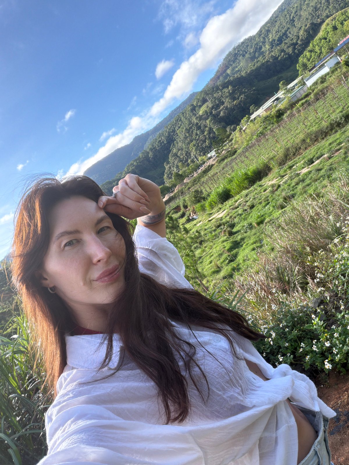 Woman documents scenic Vietnamese countryside in early morning photos