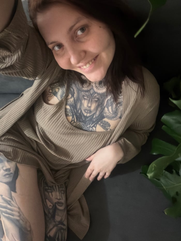 Tattooed woman's evening documented in Chaikovsky apartment with cat