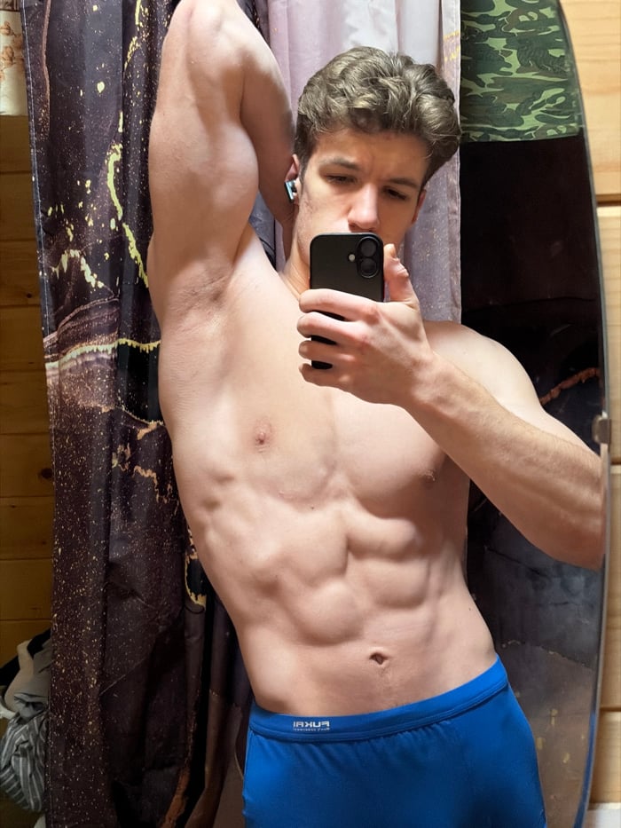 Man takes mirror selfies in underwear in Russia