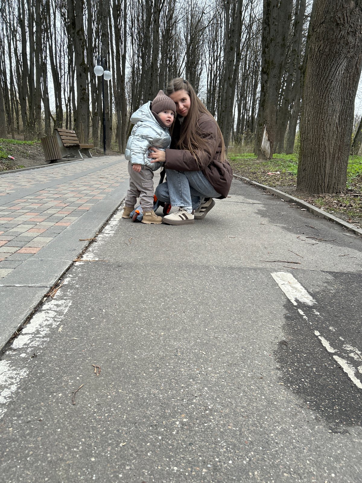 Ordinary afternoon moments captured in Klin park, Russia