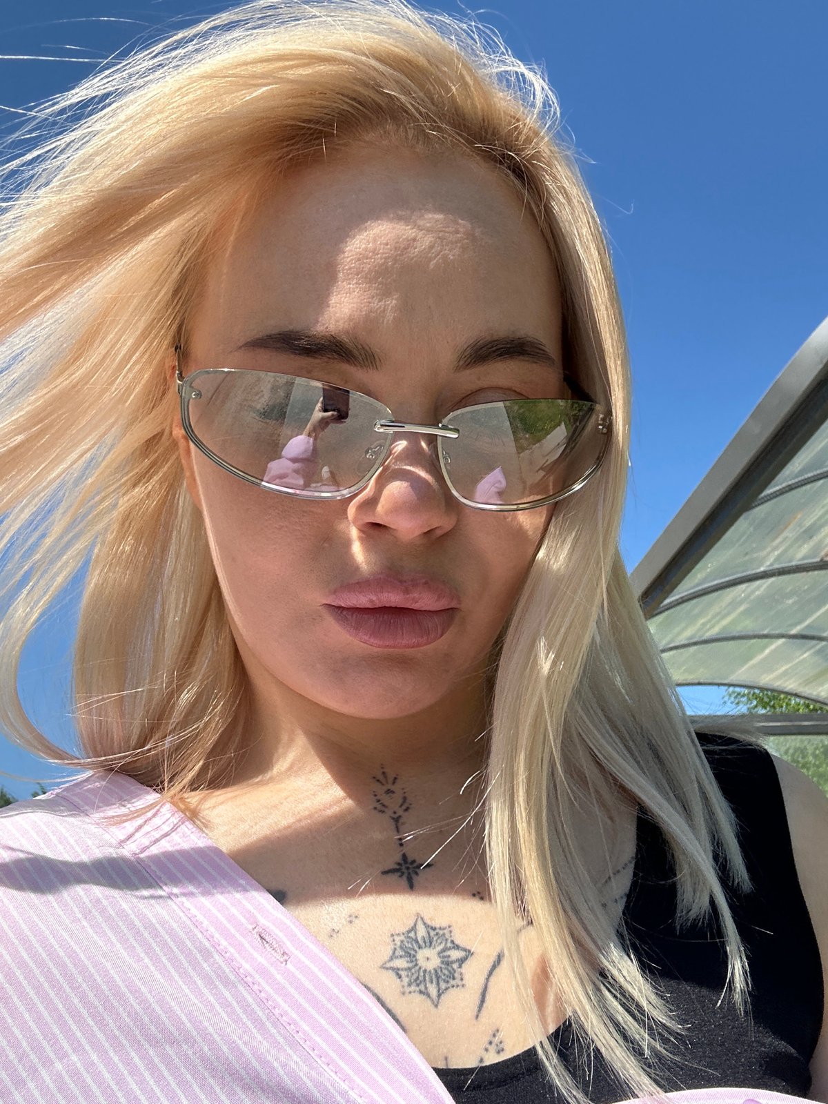 Blonde Woman Documents Morning Selfie Session Over 40 Minutes