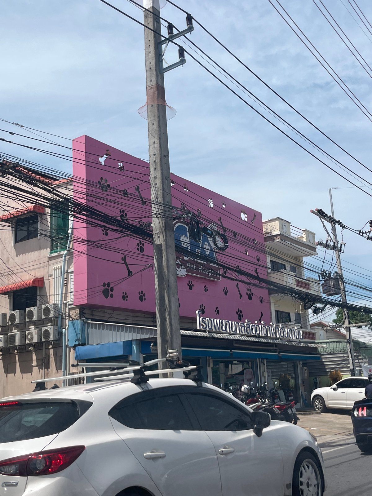 Routine traffic documented on Chalong streets during four-minute window